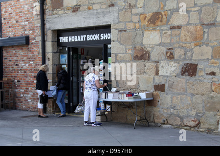 Kauf von Büchern in Hobart Stockfoto