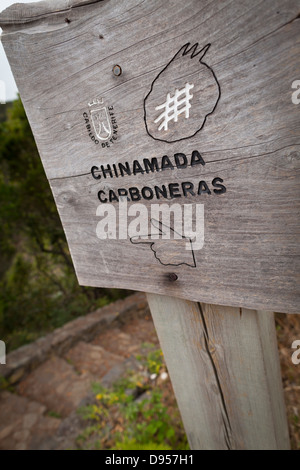 Alte hölzerne Wegweiser auf dem Weg von Cruz del Carmen, Punta Hidalgo im Anaga, Teneriffa, Kanarische Inseln, Spanien. Stockfoto