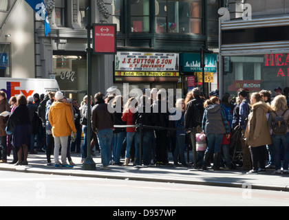 Drängen Sie sich in Linie auf der Fifth Avenue, New York Stockfoto