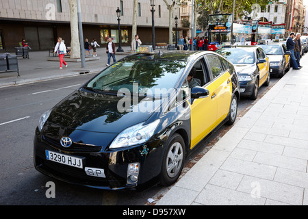 Zeile der schwarz-gelben Taxis in Barcelona City centre Katalonien Spanien Stockfoto