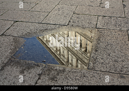 Spiegelt sich in einer Pfütze Venedig Dogenpalast Stockfoto