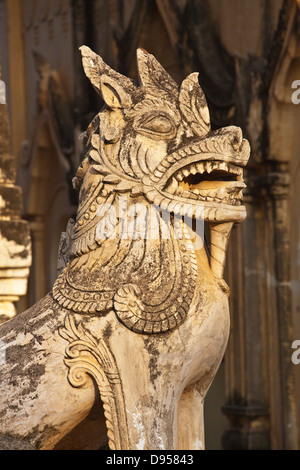 Ein CHINTHE ist ein mystischer halb Löwe halb Drache Wächter bei ANANDA PAYA oder Tempel von König Kyanzittha um 1100 errichtete- Stockfoto