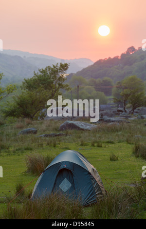 Camping bei Sonnenuntergang in Llanberis Pass, Snowdonia Stockfoto