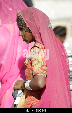 Rajasthani-Indianerin mit traditioneller Nasenring und Armbinde, Jaisalmer, Rajasthan, Indien Stockfoto