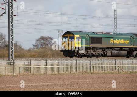 Ein Freightliner Güterzug auf der West Coast Main Line in den Midlands. Stockfoto