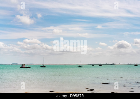 Boote im Meer nahe der Stadt Cancale ("Oyster Kapital"), Bretagne, Frankreich Stockfoto