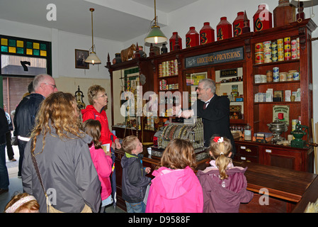 Viktorianische Lebensmittelhändler Shop, Blists Hill viktorianischen Stadt, Madeley, Telford, Shropshire, England, Vereinigtes Königreich Stockfoto