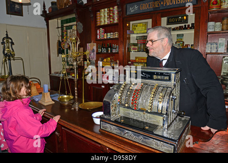 Viktorianische Lebensmittelhändler Shop, Blists Hill viktorianischen Stadt, Madeley, Telford, Shropshire, England, Vereinigtes Königreich Stockfoto