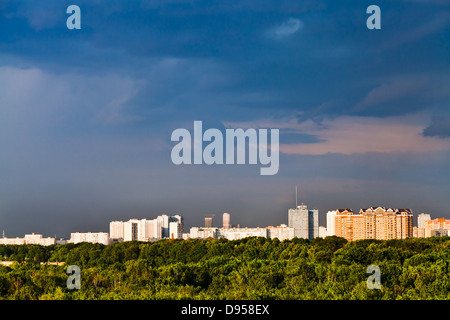 Häuser in 10 Minuten vor Gewitter von Sonne beschienen. Stockfoto