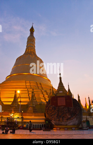 Die SHWEMAWDAW PAYA ist eine 1000 Jahre alte und 114 Meter hoch - BAGO, MYANMAR Stockfoto