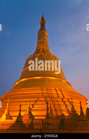 Die SHWEMAWDAW PAYA ist eine 1000 Jahre alte und 114 Meter hoch - BAGO, MYANMAR Stockfoto