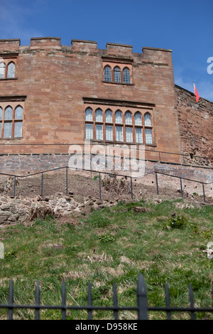 Nachschlagen in Tamworth Castle gegen strahlend blauem Himmel. Stockfoto