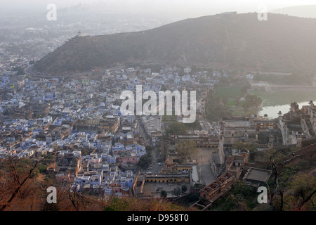 Panoramablick über blaue Häuser der Stadt Bundi und Bundi Palast von oben, Rajasthan, Indien Stockfoto