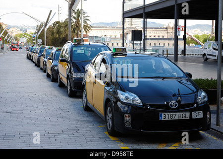 Zeile der schwarz-gelben Taxis in Barcelona Hafen Katalonien Spanien Stockfoto