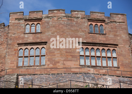 Nachschlagen in Tamworth Castle gegen strahlend blauem Himmel. Stockfoto