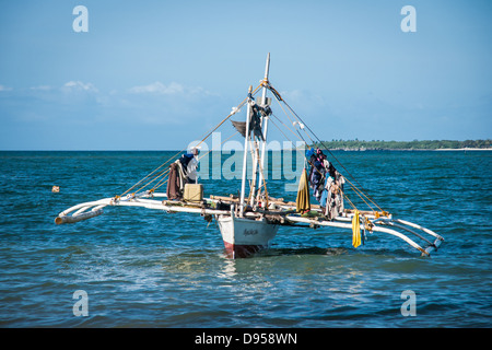 Trocknen von Kleidung auf traditionellen philippinischen Fischerboot mit Auslegern am Baigad Beach, Santa Fe, Bantayan, Philippinen Stockfoto