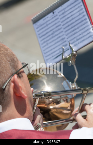 Blick über die Schulter des Mannes spielt Posaune mit Notenblatt Stockfoto