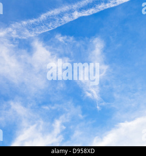 Stratuswolken am blauen Himmel unter Paris im März, Stockfoto