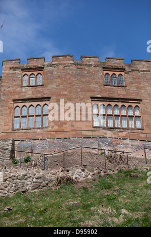 Nachschlagen in Tamworth Castle gegen strahlend blauem Himmel. Stockfoto