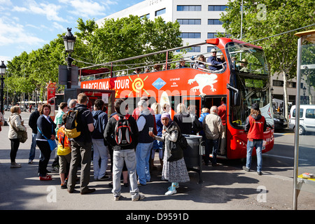 Einsteigen in offenen oberen Stadt Touristen Touren Barcelona mit Bettlerfamilie Katalonien Spanien Stockfoto