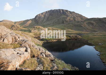 Großes Ende spiegelt sich in Beregnung Tarn, Cumbria, UK Stockfoto