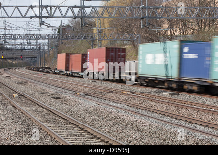 Fracht-Container entlang der West Coast Main Line durch Tamworth Bahnhof zu beschleunigen. Stockfoto