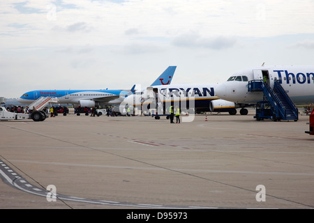 Flugzeuge warten auf steht bei Reus Flughafen Katalonien Spanien Stockfoto