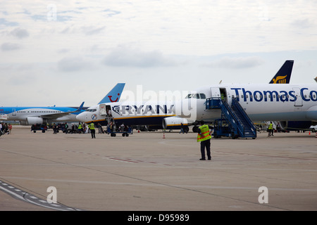 Flugzeuge warten auf steht bei Reus Flughafen Katalonien Spanien Stockfoto