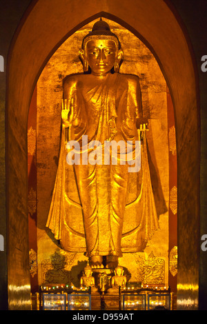 Ein 11. Jahrhundert Vergolder 31 Fuß hohen stehenden BUDDHA bei ANANDA PAYA oder Tempel, erbaut von König Kyanzittha um 1100 - Tasche Stockfoto