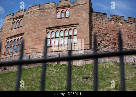 Nachschlagen in Tamworth Castle gegen strahlend blauem Himmel. Stockfoto