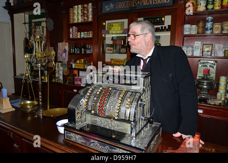 Viktorianische Lebensmittelhändler Shop, Blists Hill viktorianischen Stadt, Madeley, Telford, Shropshire, England, Vereinigtes Königreich Stockfoto