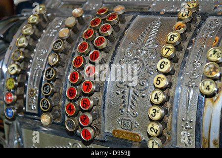 National Registrierkasse im viktorianischen Lebensmittelhändler, Blists Hill viktorianischen Stadt, Madeley, Telford, Shropshire, England, Vereinigtes Königreich Stockfoto