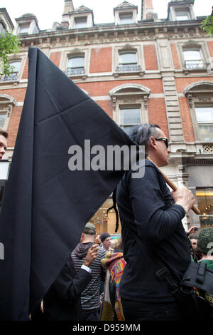 London, UK. Dienstag, 11. Juni 2013 Demonstranten tragen alle schwarz mit eine schwarze Flagge am Oxford Circus. Bildnachweis: Nelson Pereira/Alamy Live News Stockfoto