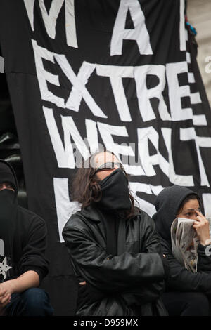 London, UK. Dienstag, 11. Juni 2013 maskiert, Demonstrant am Piccadilly Circus. Bildnachweis: Nelson Pereira/Alamy Live News Stockfoto