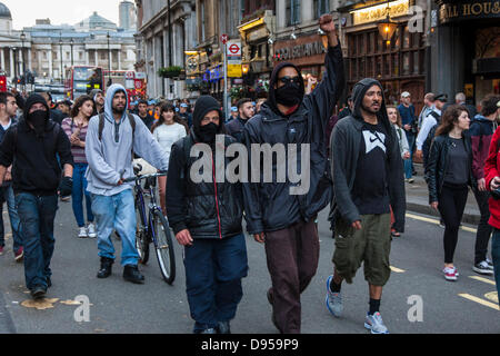 London, UK. 11. Juni 2013. Antikapitalistische Demonstranten marschieren hinunter Whitehall gegenüber dem Parlament als ihren Stop G8-Protest windet sich. Bildnachweis: Paul Davey/Alamy Live-Nachrichten Stockfoto