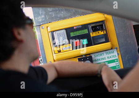 Fahrer mit JFK Flughafen Parkplatz Maschine, New York City Stockfoto