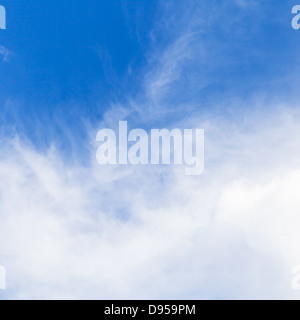 große weiße Wolke am blauen Himmel unter Paris im März Stockfoto