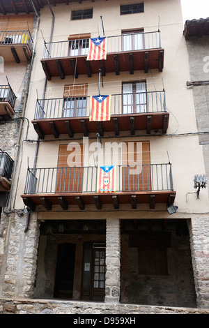 blaue Estelada katalanische Unabhängigkeit Flagge hängt von den Häusern in der Altstadt von Baga Katalonien Spanien Stockfoto