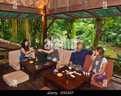 Genießen Sie die Bar im Obergeschoss und Restaurant im OUR JUNGLE HOUSE eine Lodge im Regenwald nahe KHAO SOK NATIONAL PARK - SURATHA Stockfoto