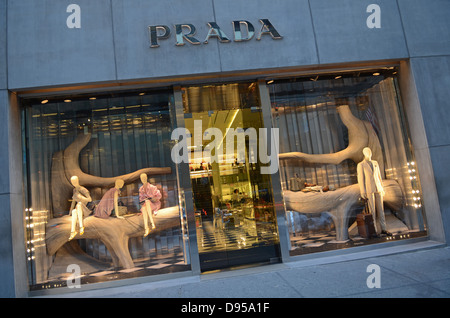 Prada Store in der Fifth Avenue, Manhattan, New York City Stockfoto