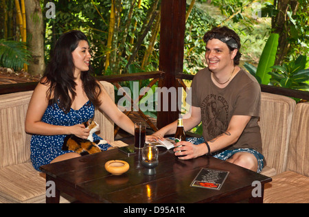 Genießen Sie die Bar im Obergeschoss und Restaurant im OUR JUNGLE HOUSE eine Lodge im Regenwald nahe KHAO SOK NATIONAL PARK - SURATHA Stockfoto