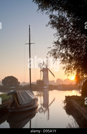 Sunrise, Thurne Mill auf den Fluß Thurne, Norfolk Broads Stockfoto