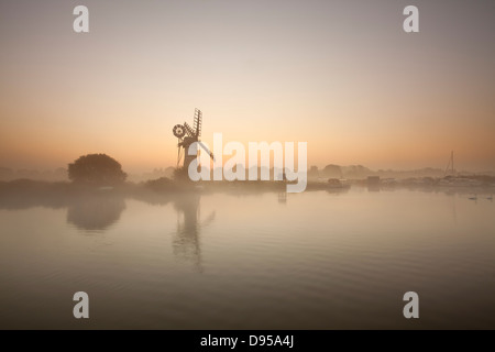 Sunrise, Thurne Mill auf den Fluß Thurne, Norfolk Broads Stockfoto