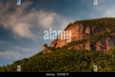 Chimney Rock in Chimney Rock State Park in North Carolina, USA. Das Hotel liegt in der Nähe von Asheville NC zieht Tausende von Besuchern Stockfoto