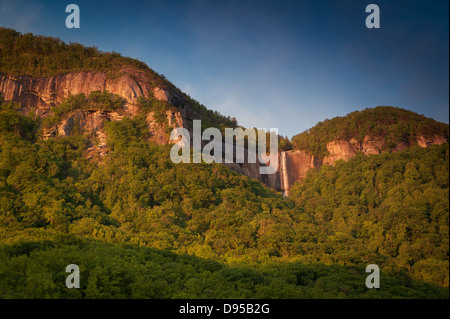 Hickory Mutter verliebt sich in Chimney Rock Park North Carolina USA. Farbbild zeigt die massive Felsformation, die den Park macht. Stockfoto