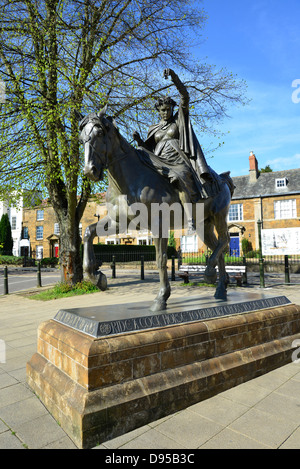 "Feine Dame auf einem weißen Pferd" Statue, Pferdemesse, Banbury, Oxfordshire, England, Vereinigtes Königreich Stockfoto