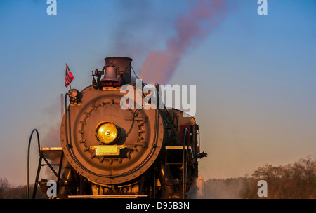 Eine antike Dampflokomotive rollt auf den Gleisen in North Carolina. Diese Dampfmaschine wurde 1952 eingestellt. Stockfoto