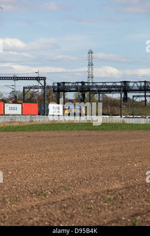 GBRf Güterzug auf der West Coast Main Line in den Midlands. Stockfoto