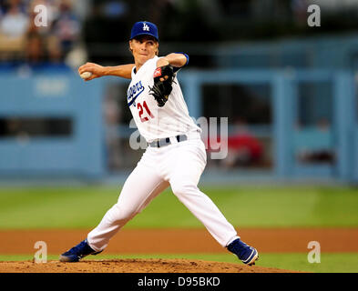 Los Angeles, CA, USA. 11. Juni 2013. Los Angeles Schwindler Krug Los Angeles Schwindler Krug Zack Greinke #21 Stellplätze während der Major League Baseball Spiel zwischen den Los Angeles Dodgers und die Arizona Diamondbacks am Dodger Stadium.Louis Lopez/CSM Credit beginnend ab: Csm/Alamy Live-Nachrichten Stockfoto