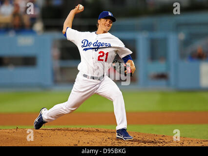 Los Angeles, CA, USA. 11. Juni 2013. Los Angeles Schwindler Krug Los Angeles Schwindler Krug Zack Greinke #21 Stellplätze während der Major League Baseball Spiel zwischen den Los Angeles Dodgers und die Arizona Diamondbacks am Dodger Stadium.Louis Lopez/CSM Credit beginnend ab: Csm/Alamy Live-Nachrichten Stockfoto